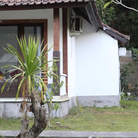 Coconut Beach Bungalows & Warung 2 Amed  Exterior photo