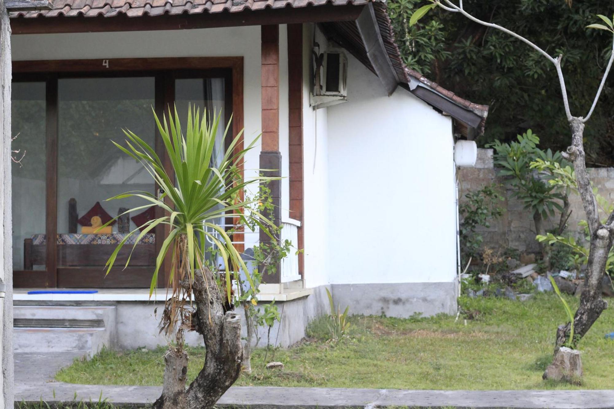 Coconut Beach Bungalows & Warung 2 Amed  Exterior photo