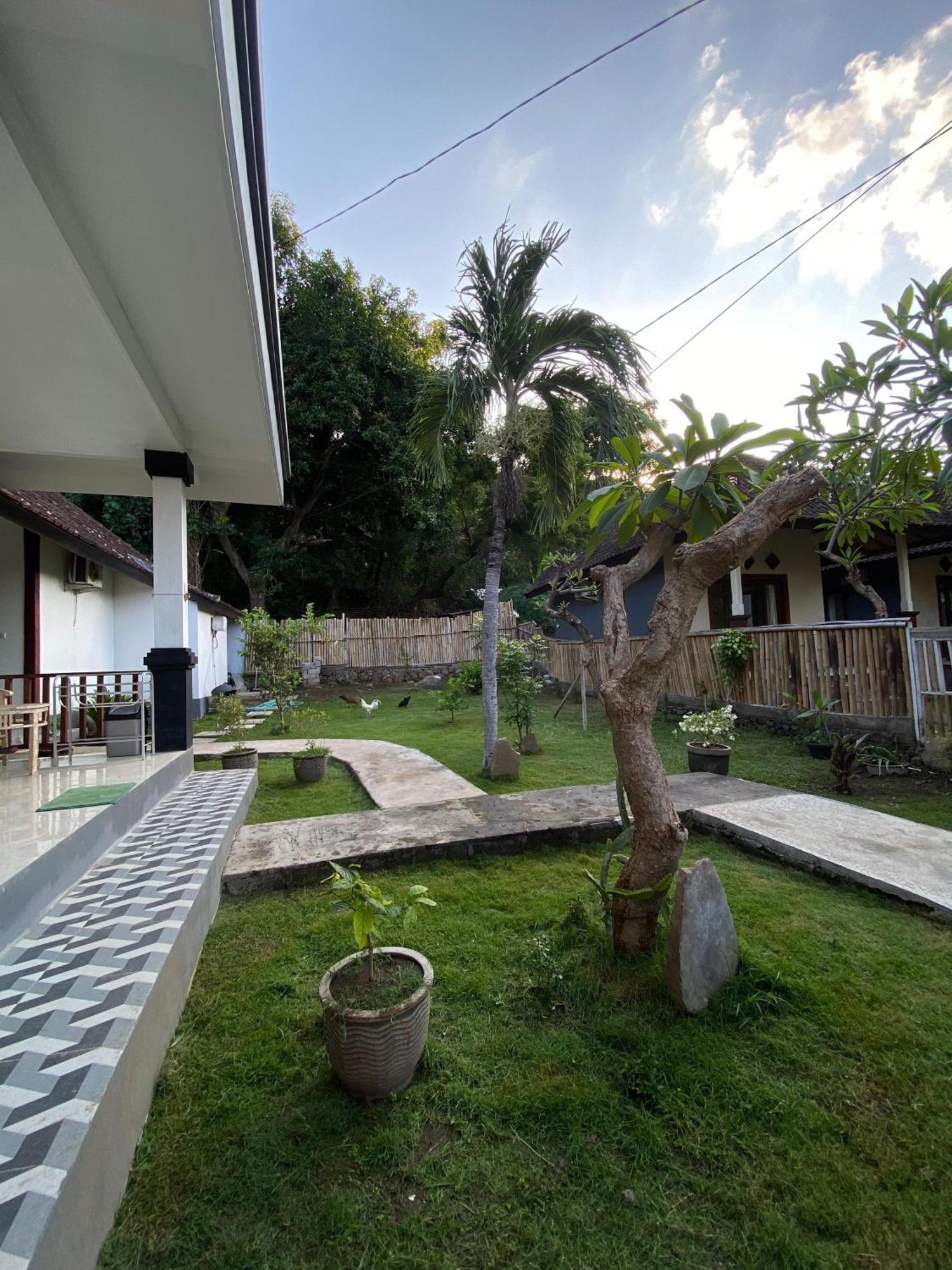 Coconut Beach Bungalows & Warung 2 Amed  Exterior photo
