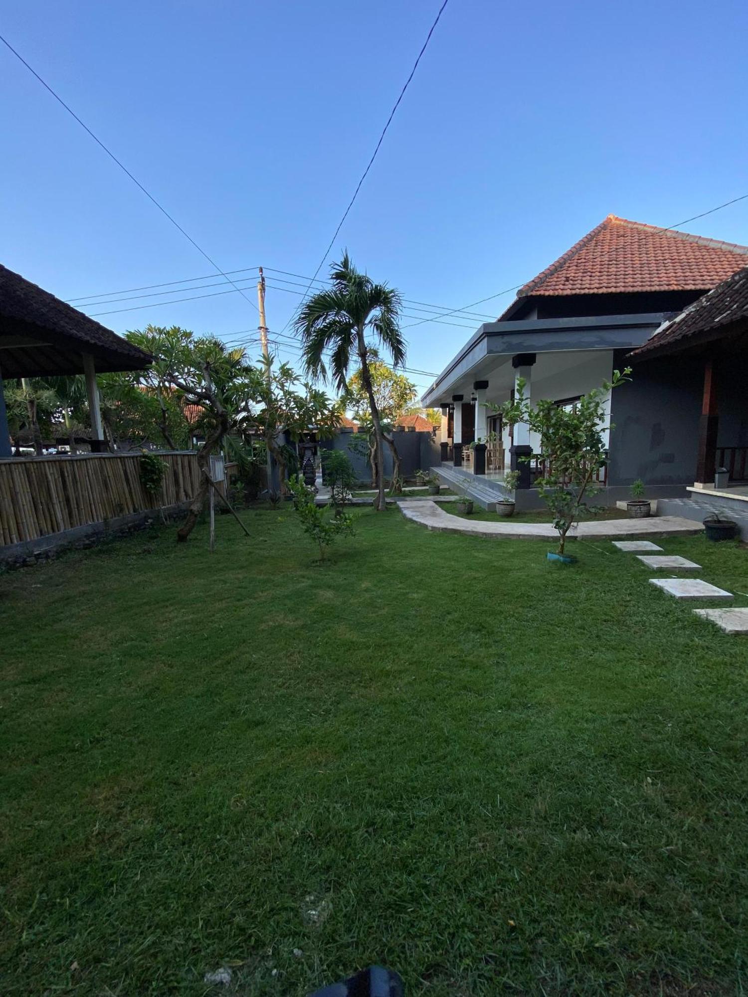 Coconut Beach Bungalows & Warung 2 Amed  Exterior photo